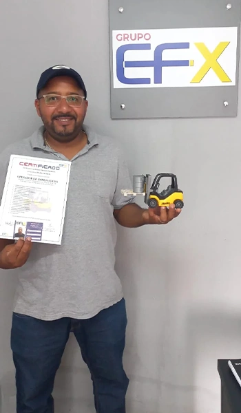 Aluno-certificado-curso-de-empilhadeira4